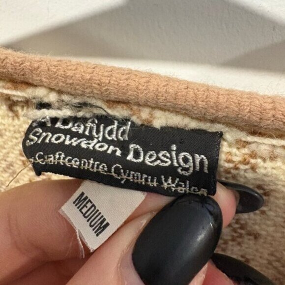 'A Dafydd Snowdon Design' Cream Welsh Wool Tapestry Cape - Picture 11 of 13